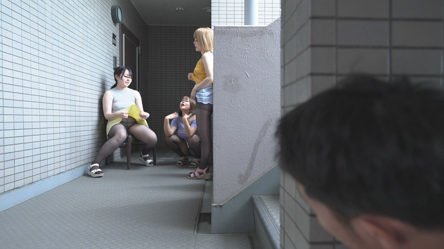 近所のお姉さんの剛毛マン毛が見えちゃった！？